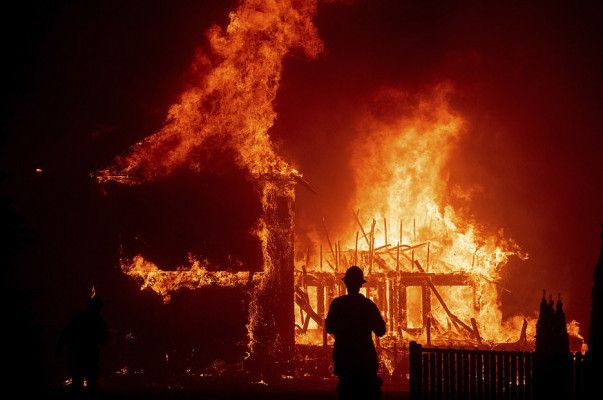 Northern California wildfire leaves town in ruins, thousands flee