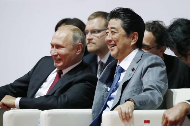 Shinzo Abe to discuss ongoing territorial issue with Vladimir Putin during Singapore meeting
