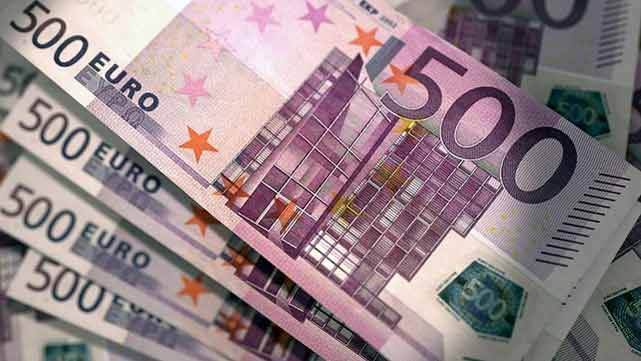 Euro under pressure as Italy sticks to deficit target in budget