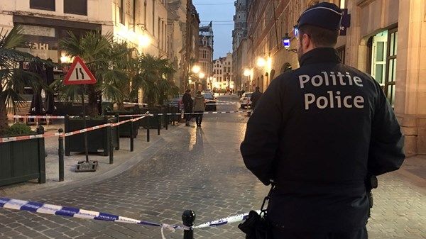 Policeman stabbed in Brussels, motive unclear
