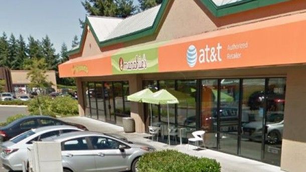 Washington police apologise for removing black man from Seattle frozen yogurt shop