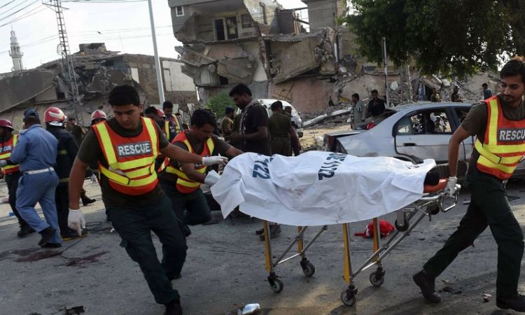 Blast targets bazaar in Pakistan, at least 20 killed
