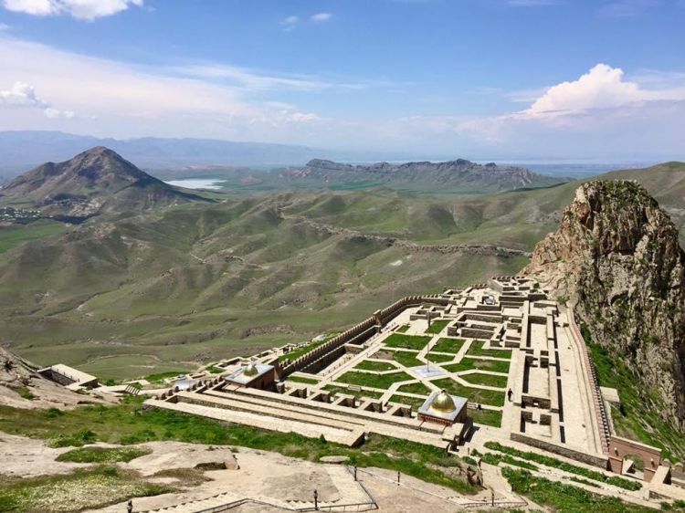 نخجوان: معبد ثقافي وأرض أذربيجان القديمة بيتر تيس، الخبير الأمريكي في السياسة العالمية