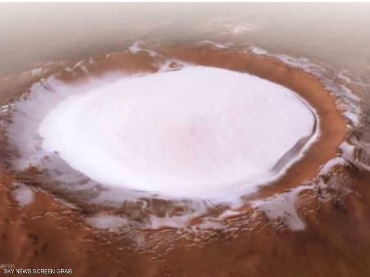 صور مذهلة من المريخ.. فوهة بركان مغطاة بالجليد