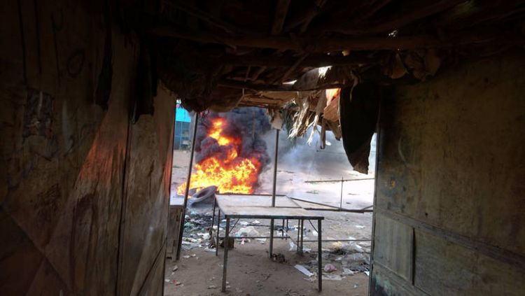 شاهد: مظاهرات في "الرهد" السودانية وإحراق مقر الحزب الحاكم