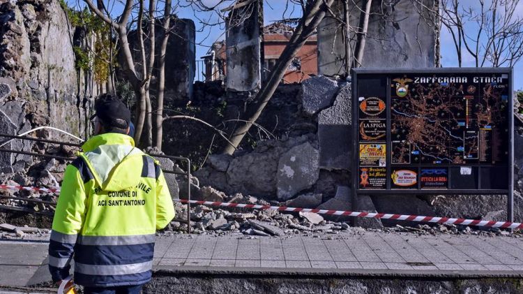 Quake from Mount Etna volcano jolts Sicily, injuring 10