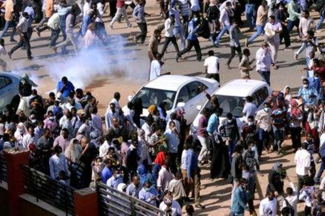 شهود: قوات الأمن السودانية تطلق الغاز المسيل للدموع على محتجين في الخرطوم
