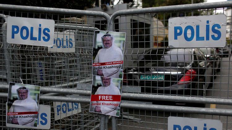 صور لجمال خاشقجي على حاجز أقامته الشرطة أمام القنصلية السعودية في اسطنبول