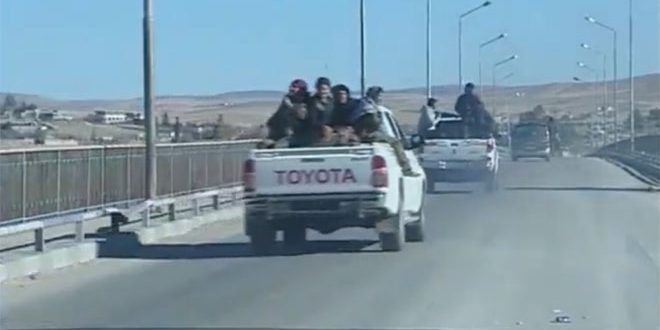 انسحاب قافلة من الوحدات القتالية الكردية من منطقة منبج إلى الشاطئ الشرقي لنهر الفرات