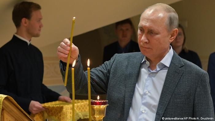 Putin attends on Orthodox Christmas