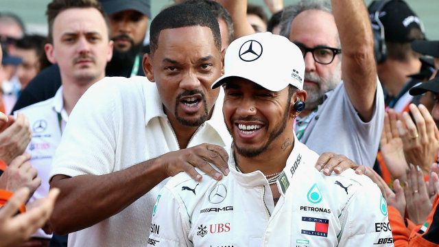 Will Smith teaches Lewis Hamilton the moves to succeed at flag waving