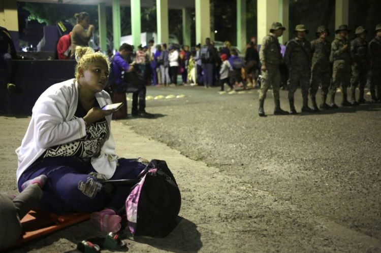 New caravan of Honduran migrants makes first border crossing
