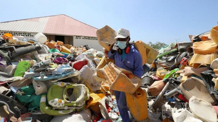 Somalis turn a profit by transforming their scrap plastic