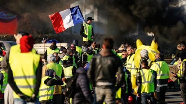 French media decry 'yellow vest' attacks as protesters decry press