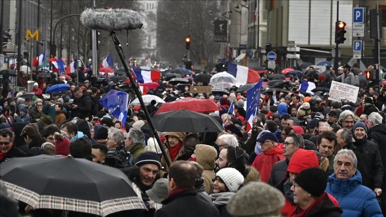 Paris 'Red scarves' march against 'yellow vest' violence