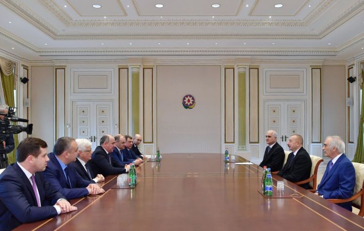 الرئيس إلهام علييف يستقبل رئيس قراتشاي تشيركيسيا مع الوفد المرافق له