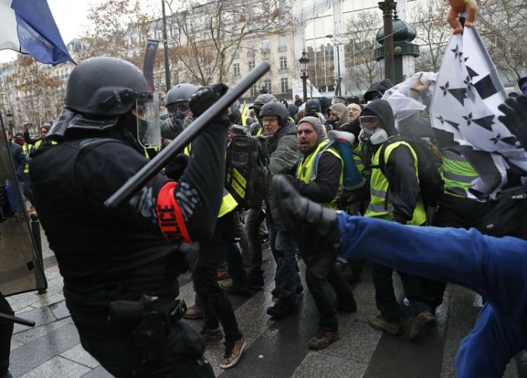 'Yellow Vests' in the Paris streets again