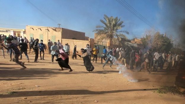 مظاهرات السودان: تجمع المهنيين يتحدى إعلان الرئيس عمر البشير حالة الطوارئ