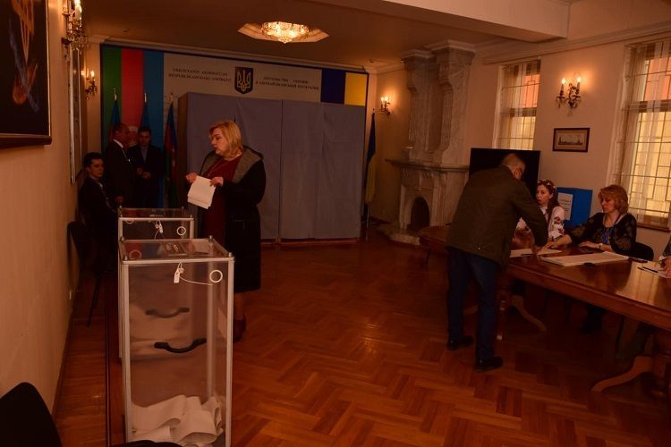 أوراسيا دياري راقبت عن كثب العملية الانتخابية في السفارة الأوكرانية في أذربيجان