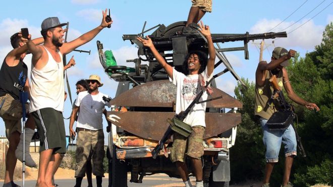 مَن يقاتل مَن في ليبيا؟
