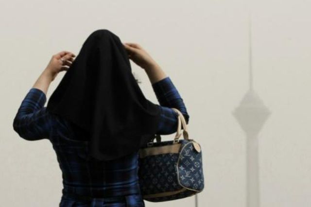 الحكم على إيرانية خلعت حجابها في ساحة عامة بالحبس عاما واحدا
