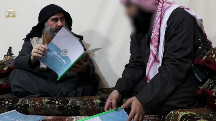 أبو بكر البغدادي زعيم تنظيم الدولة الإسلامية "يظ هر" في تسجيل مصور