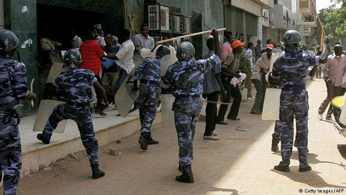 السودان: قوات الدعم السريع تحاول فض ال اعتصام أمام قيادة الجيش
