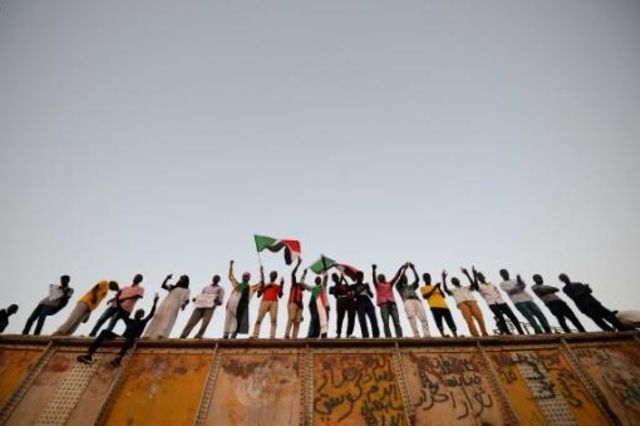 بعد شهر على الإطاحة بالبشير لا يزال السودان بعيداً عن سلطة مدنية