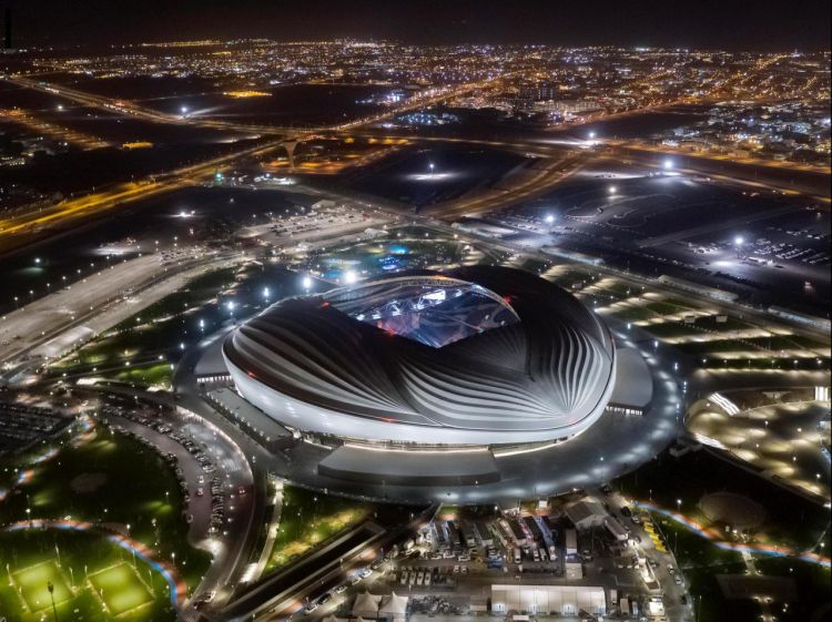 أمير قطر يفتتح استاد الوكرة استعدادا لمونديال 2022.. ويتذكر زها حديد