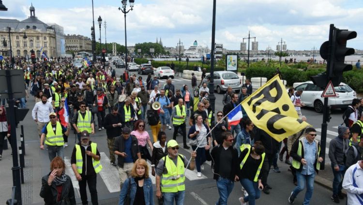 فرنسا: نواة صلبة من محتجي "السترات الصفراء" تواصل التظاهر