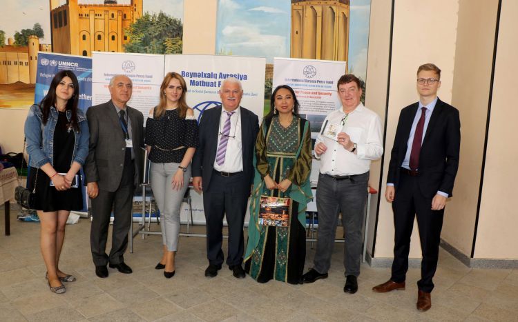 المدرسة البريطانية في باكو تقيم المعرض الدولي لدعم عمل مؤسسة أوراسيا الدولية للصحافة مع اللاجئين والمشردين داخلياً