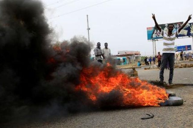 المجلس العسكري الحاكم في السودان يقول إنه بدأ تحقيقا في أحداث العنف