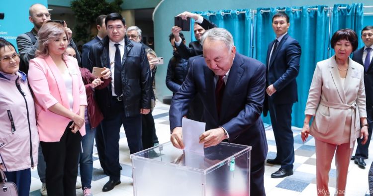 Nazarbayev prezident seçkilərində səs verdi