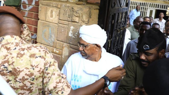 أزمة السودان: الرئيس السابق عمر البشير يمثل أمام نيابة مكافحة الفساد