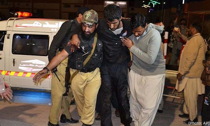 Suicide bombers attack Pakistani police base