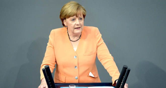 Merkeli rəsmi görüşdə yenə əsməcə tutdu