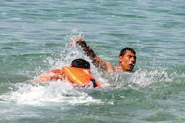 Сонник утонул человек. Дети тонут тихо. Спасение человека из воды. Сонник утонул человек. Сонник утонул человек.