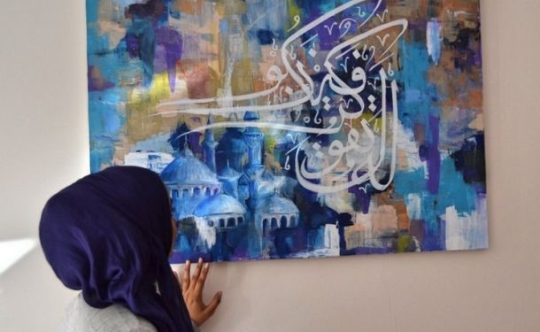 فنانة أمريكية تجمع الخط والرسم في لوحاتها ببراعة في تركيا