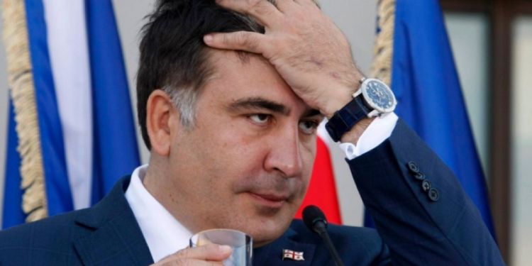 Saakaşvili yaşlı qadını vurub yıxdı, qolunu sındırdı