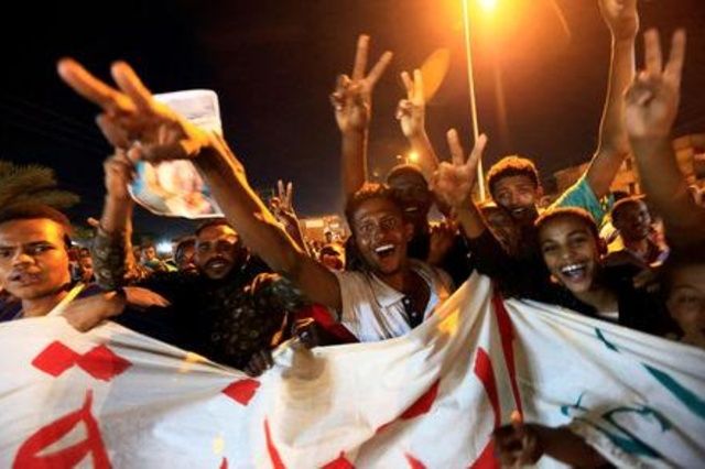 آلاف يتظاهرون في السودان لإحياء ذكرى مرور 40 يوما على فض الاعتصام