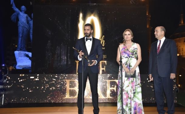 الممثل التركي باريش أردوتش يتسلّم جائزة أفضل ممثل عالمي ببيروت
