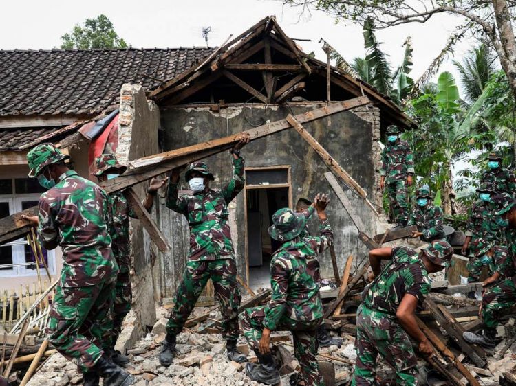 Strong earthquake killed 4 damaged 200 houses in indonesia