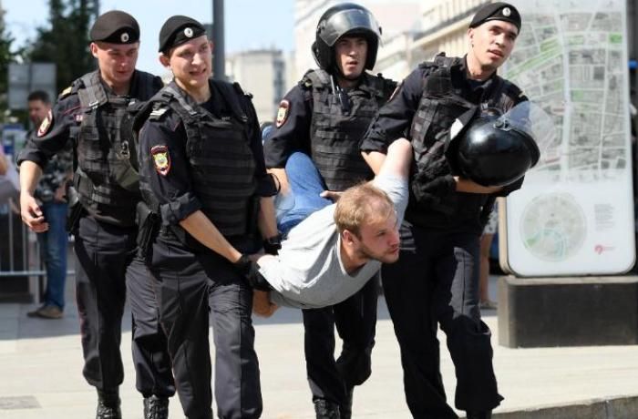 Moscow, tension between protesters and police rises