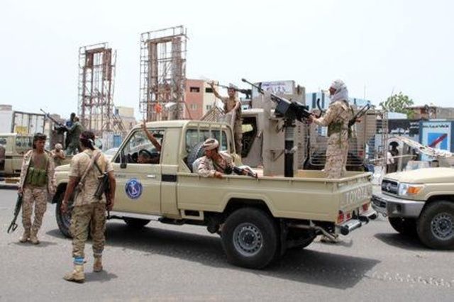 الانفصاليون في جنوب اليمن يسيطرون على معسكرات القوات الحكومية في عدن