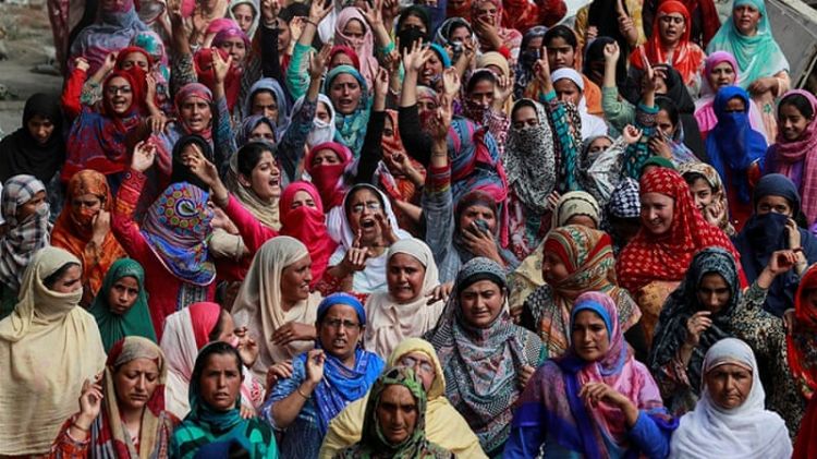 Amid 'disheartening Eid siege', Kashmiris try to reach loved ones