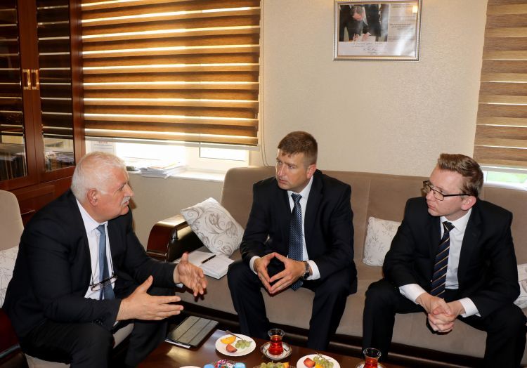 زيارة موظفي سفارة أوكرانيا في أذربيجان مكتب مؤسسة أرواسيا