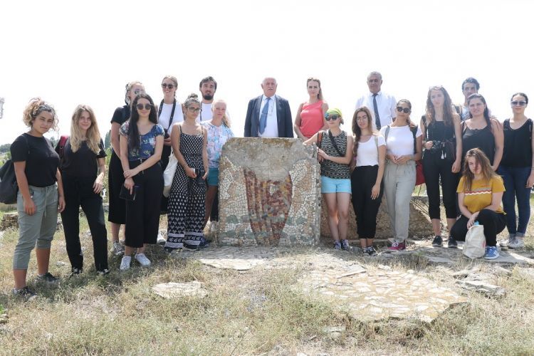 الطلبة الأجانب تعرفوا على أثار البربرية الأرمنية في تارتار