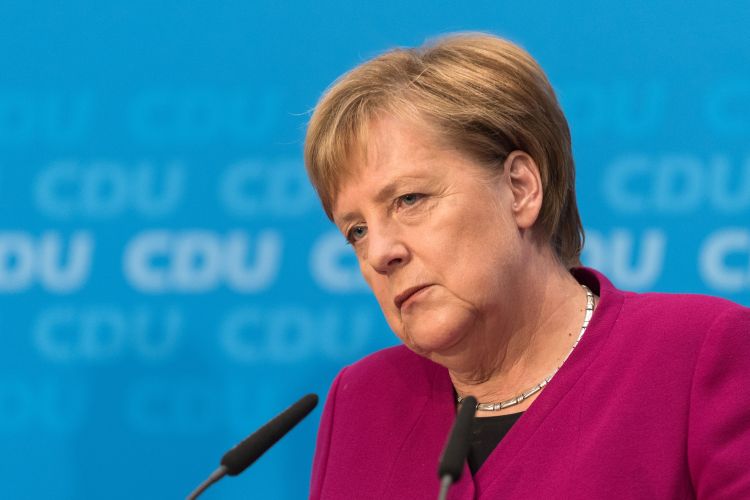 Merkel Putinlə Zelenskini danışıqlara çağırdı