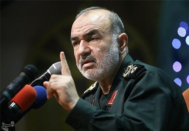 قائد الحرس الثوري يتوعد بتحطيم أي طائرة مسيرة تخترق الأجواء الإيرانية