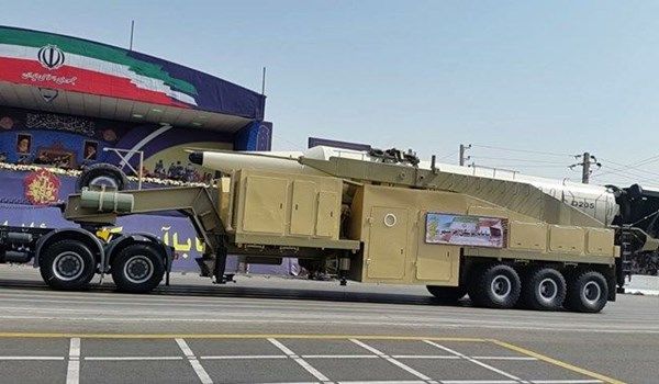 عرض صاروخ ايراني باليستي بعيد المدى برأس حربي جديد 1800 كغم